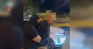 Goditi punonjësin e burgut të Fierit, kapet në Tiranë 32-vjeçari, arrestohen edhe 4 personat që e ndihmuan të fshihej