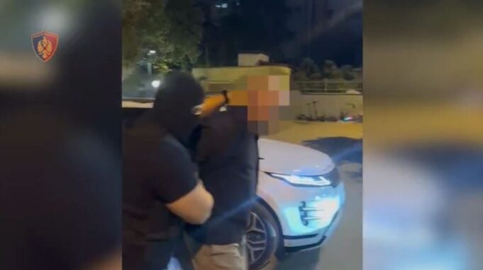 Goditi punonjësin e burgut të Fierit, kapet në Tiranë 32-vjeçari, arrestohen edhe 4 personat që e ndihmuan të fshihej
