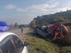 Kamioni del nga rruga dhe përmbyset në kanal ne Lushnje-Berat