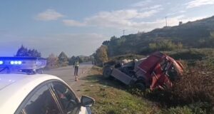 Kamioni del nga rruga dhe përmbyset në kanal ne Lushnje-Berat