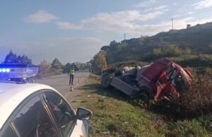 Kamioni del nga rruga dhe përmbyset në kanal ne Lushnje-Berat