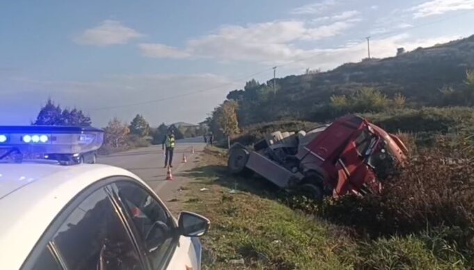 Kamioni del nga rruga dhe përmbyset në kanal ne Lushnje-Berat