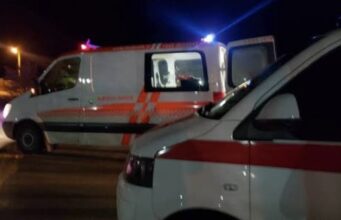76-vjeçari q*llon me th*kë vëllane, i moshuari ndërron jetë rrugës për në spital