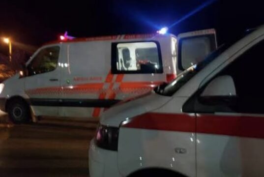 76-vjeçari q*llon me th*kë vëllane, i moshuari ndërron jetë rrugës për në spital
