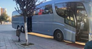 Dhjetëra qytetarë fierakë nisen drejt Tiranës per homazhe në nderim të ish-kryeministrit Fatos Nano