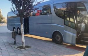 Dhjetëra qytetarë fierakë nisen drejt Tiranës per homazhe në nderim të ish-kryeministrit Fatos Nano