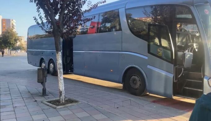 Dhjetëra qytetarë fierakë nisen drejt Tiranës per homazhe në nderim të ish-kryeministrit Fatos Nano