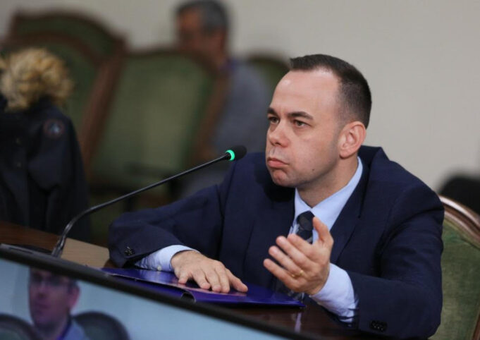 Lirohet nga burgu ish-deputeti Alqi Bllako