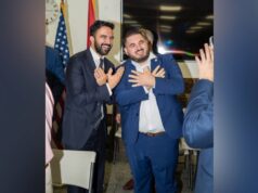 Kryebashkiaku i ri i Nju Jorkut foto me simbolin e shqiponjes