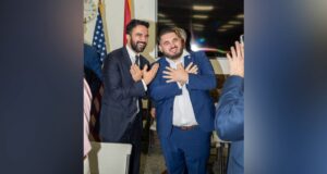 Kryebashkiaku i ri i Nju Jorkut foto me simbolin e shqiponjes