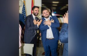 Kryebashkiaku i ri i Nju Jorkut foto me simbolin e shqiponjes