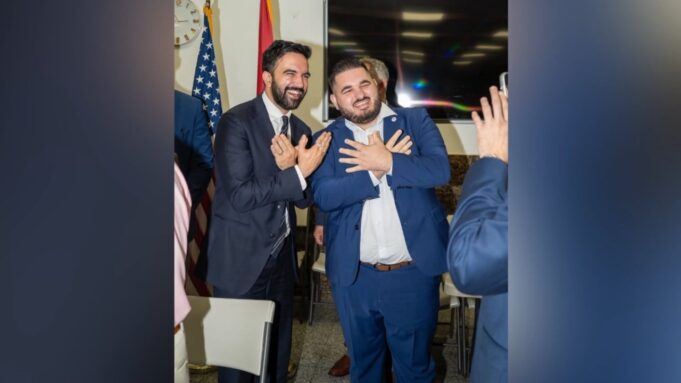 Kryebashkiaku i ri i Nju Jorkut foto me simbolin e shqiponjes