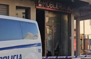 Vlorë/ Përfshihet nga flakët një mobileri, dyshohet zjarrvënie e qëllimshme