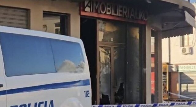 Vlorë/ Përfshihet nga flakët një mobileri, dyshohet zjarrvënie e qëllimshme