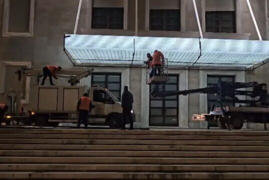 Protesta e PD-së të hënën, vendosen barriera te hyrja e Kryeministrisë