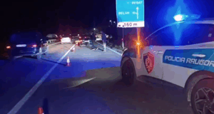 Makina perplaskëmbësoren, 53-vjeçare ne Lushnje – Berat ,transportohet me urgjencë drejt spitalit