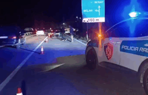 Makina perplaskëmbësoren, 53-vjeçare ne Lushnje – Berat ,transportohet me urgjencë drejt spitalit