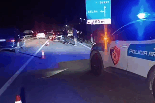 Makina perplaskëmbësoren, 53-vjeçare ne Lushnje – Berat ,transportohet me urgjencë drejt spitalit