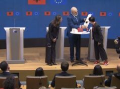 Marta Kos përgëzon Ramën për hapjen e të gjithë kapitujve, kryeministri i jep dhuratën e veçantë