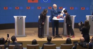 Marta Kos përgëzon Ramën për hapjen e të gjithë kapitujve, kryeministri i jep dhuratën e veçantë