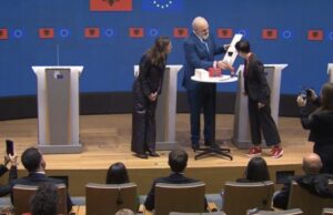 Marta Kos përgëzon Ramën për hapjen e të gjithë kapitujve, kryeministri i jep dhuratën e veçantë