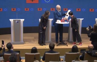 Marta Kos përgëzon Ramën për hapjen e të gjithë kapitujve, kryeministri i jep dhuratën e veçantë