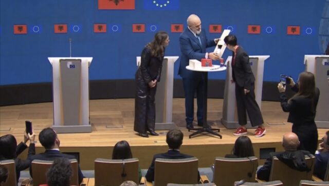 Marta Kos përgëzon Ramën për hapjen e të gjithë kapitujve, kryeministri i jep dhuratën e veçantë