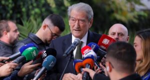 21 janari risjell tension – Berisha del i irrituar nga SPAK dhe përplaset me gazetarët: “Po bën punën e prokurorit ti?”