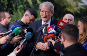 21 janari risjell tension – Berisha del i irrituar nga SPAK dhe përplaset me gazetarët: “Po bën punën e prokurorit ti?”