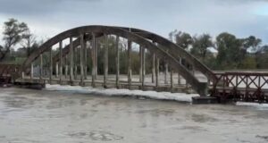 Vjosa del nga shtrati në Mifol, përmbyten tre banesa – rritet rreziku nga prurjet e reja