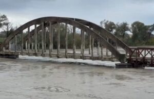 Vjosa del nga shtrati në Mifol, përmbyten tre banesa – rritet rreziku nga prurjet e reja