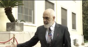 Replika mes gazetarëve dhe Kryeministrit për çështjen Balluku: Rama: “Jemi këtu për një ditë të rëndësishme, jo për pyetje të papërshtatura”