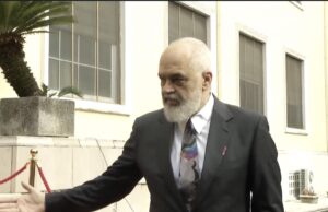 Replika mes gazetarëve dhe Kryeministrit për çështjen Balluku: Rama: “Jemi këtu për një ditë të rëndësishme, jo për pyetje të papërshtatura”