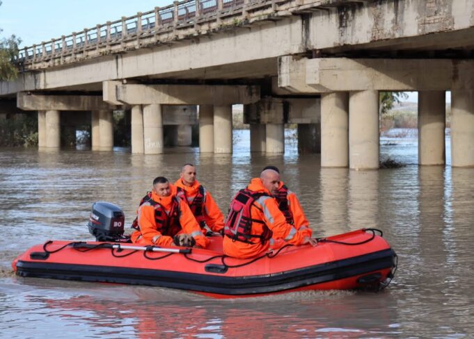 Pas përmbytjeve nis tërheqja e ujit, si paraqitet situata në Fier