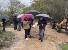 Deputetja e PS në Patos, Antoneta Dhima, ndjek nga afër situatën e përmbytjeve në Belinë