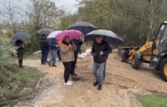 Deputetja e PS në Patos, Antoneta Dhima, ndjek nga afër situatën e përmbytjeve në Belinë