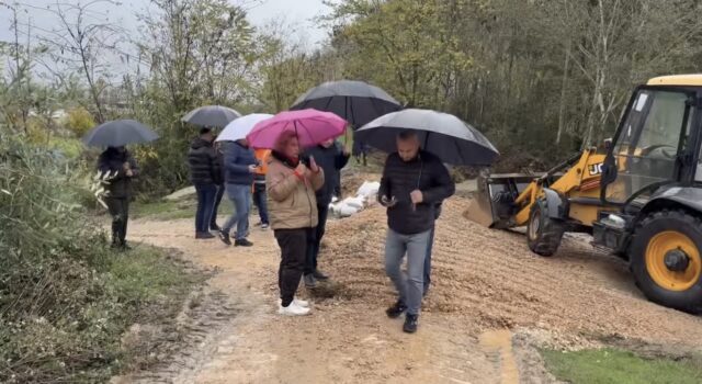 Deputetja e PS në Patos, Antoneta Dhima, ndjek nga afër situatën e përmbytjeve në Belinë