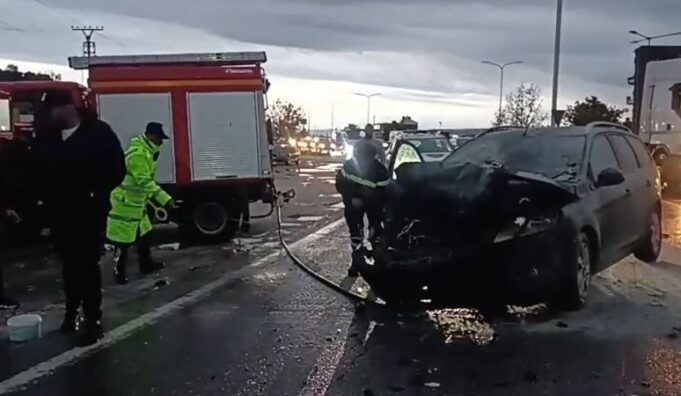 Aksident në autostradën Lushnjë–Rrogozhinë, merr flakë një automjet