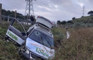 Makina përfundon në kanal,2 persona përfundojnë në spital