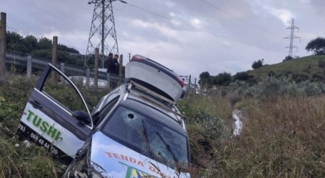 Makina përfundon në kanal,2 persona përfundojnë në spital