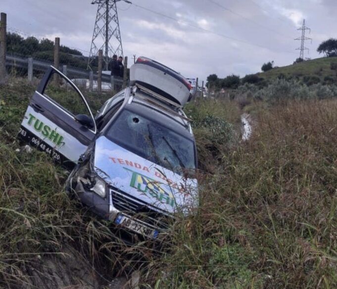 Makina përfundon në kanal,2 persona përfundojnë në spital