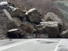 Shkëputet masivi shkembor dhe bllokon rrugën ne Qukës- Qafë Plloçë