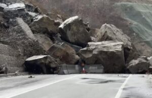 Shkëputet masivi shkembor dhe bllokon rrugën ne Qukës- Qafë Plloçë