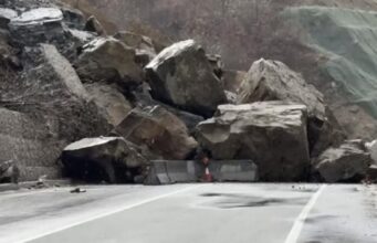Shkëputet masivi shkembor dhe bllokon rrugën ne Qukës- Qafë Plloçë