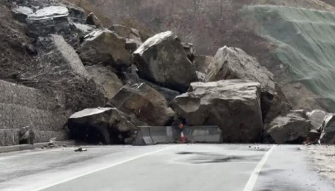 Shkëputet masivi shkembor dhe bllokon rrugën ne Qukës- Qafë Plloçë
