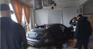 Makina del nga rruga dhe futet brenda në lokal, 3 persona të plagosur