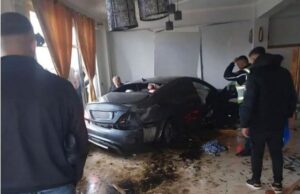Makina del nga rruga dhe futet brenda në lokal, 3 persona të plagosur