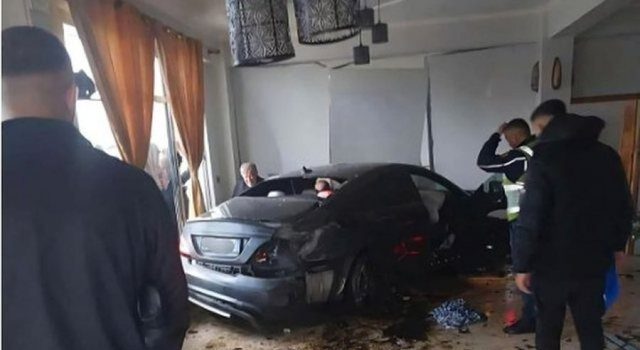 Makina del nga rruga dhe futet brenda në lokal, 3 persona të plagosur