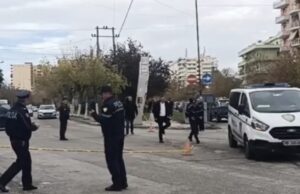 Tre persona qëlluan me a*me zjarri drejt nje automjeti në lëvizje ne Lushnje