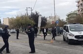 Tre persona qëlluan me a*me zjarri drejt nje automjeti në lëvizje ne Lushnje